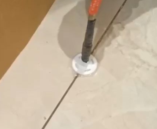 延安市瓷砖空鼓维修公司专业解答瓷砖在铺贴过程中，如果没有涂抹均匀到位的粘结材料（如水泥砂浆或瓷砖胶），可能会导致以下问题