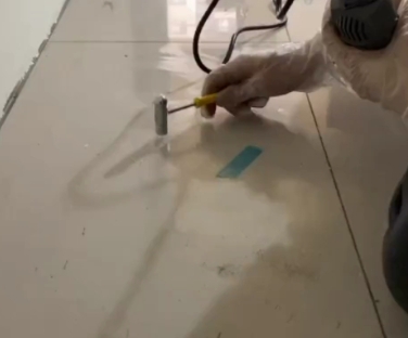 延安市瓷砖开裂维修公司专业分享瓷砖在铺贴前如果没有沥干水分，将会导致以下问题