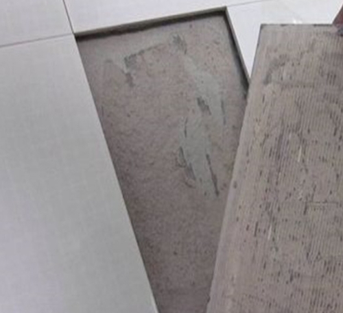 延安市瓷砖空鼓维修公司分享瓷砖铺贴时如果打浆（即涂抹在瓷砖背面和基层上的砂浆或瓷砖胶）过少，会带来以下问题